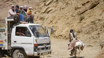 Hakkari yaylasında kamyonetle yolculuk yapan kadınlar ve çocuklar
