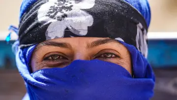 Hakkari yaylasında puşi takmış kadın portresi ve geleneksel yöresel giyim kültürü