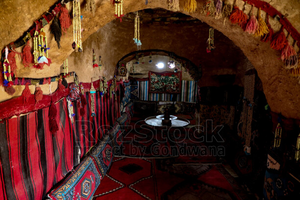 Harran kümbet evinin otantik iç mekânı, kerpiç mimarisi ve geleneksel dekorasyonunu gösteren tarihi yaşam alanı.