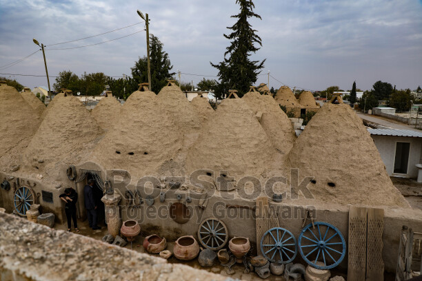 Harran'ın geleneksel konik kubbeli kerpiç evleri ve tarihi mimarisini yansıtan genel görünüm.