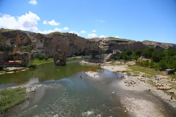 Ilısu barajı yapımı ile tarihi Hasankeyf sular altında kaldı.Fotoğraf baraj su tutmadan önce çekildi.artık bu tarihi dokular yok.
