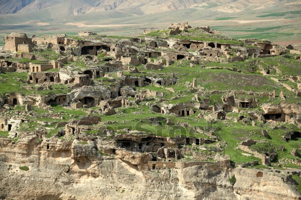 Ilısu barajı yapımı ile tarihi Hasankeyf sular altında kaldı.Birçok medeniyete beşiklik eden tarihi mağaralar artık yok.