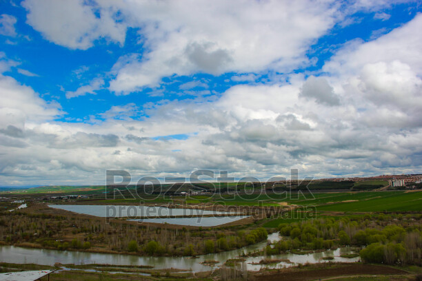 Hevsel Bahçeleri ve Dicle Nehri'nin panoramik manzarası, Diyarbakır'ın UNESCO korumasındaki doğal mirasını yansıtır.