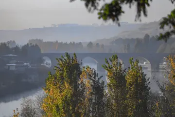 Hevsel Bahçeleri ve Dicle Nehri üzerinde yer alan tarihi On Gözlü Köprü'nün sonbahar ve sis atmosferindeki manzarası