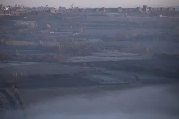 Hevsel Bahçeleri'nden sis içinde Diyarbakır surları ve tarihi şehir manzarası