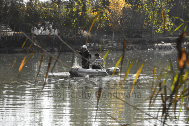 Hevsel Bahçeleri'nde Dicle Nehri üzerindeki küçük bir teknede balık tutan balıkçı