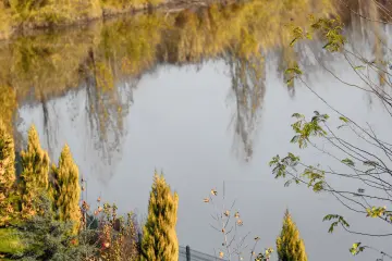 Hevsel Bahçeleri'nde Dicle Nehri'nin durgun sularındaki yansımalar, Diyarbakır'ın doğal güzelliğini gözler önüne seriyor.