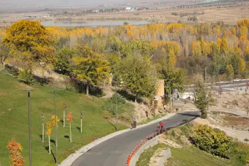 Diyarbakır Hevsel Bahçeleri'nde sonbahar renkleri, ağaçlar, tarım alanları ve yol manzarası bir arada görülüyor.