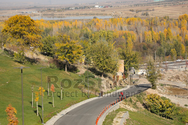 Diyarbakır Hevsel Bahçeleri'nde sonbahar renkleri, ağaçlar, tarım alanları ve yol manzarası bir arada görülüyor.