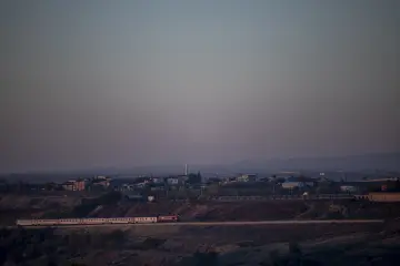 Hevsel Bahçeleri'nde tren, demiryolu ve sisli Diyarbakır manzarası