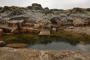 Hilar Mağaraları, kaya odaları, sığ su alanları ve arkeolojik kaya yapıları
