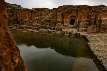 Hilar Mağaraları, kaya mezarları, su birikintisi ve tarihi kaya yapıları