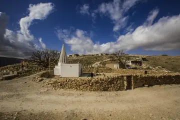 Şengal'de Daiş soykırımında kaçan Êzidî ailleler ve çocukları