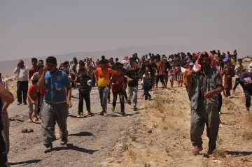 Şengal'de Daiş soykırımında kaçan Êzidî ailleler ve çocukları