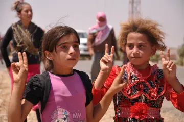 Şengal'de Daiş soykırımında kaçan Êzidî ailleler ve çocukları