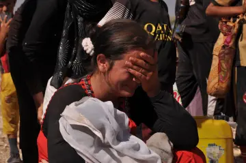 Şengal'de Daiş soykırımında kaçan Êzidî ailleler ve çocukları