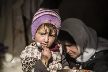 Şengal'de Daiş soykırımında kaçan Êzidî ailleler ve çocukları