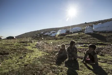 Şengal'de Daiş soykırımında kaçan Êzidî ailleler ve çocukları