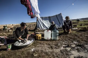 Şengal'de Daiş soykırımında kaçan Êzidî ailleler ve çocukları