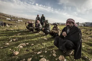 Şengal'de Daiş soykırımında kaçan Êzidî ailleler ve çocukları