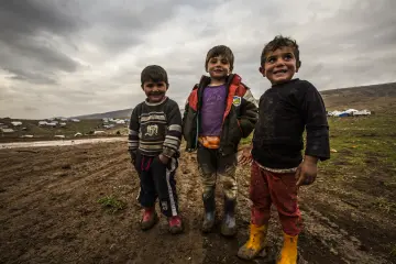 Şengal'de Daiş soykırımında kaçan Êzidî ailleler ve çocukları