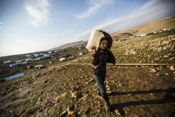 Şengal'de Daiş soykırımında kaçan Êzidî ailleler ve çocukları
