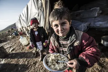 Şengal'de Daiş soykırımında kaçan Êzidî ailleler ve çocukları