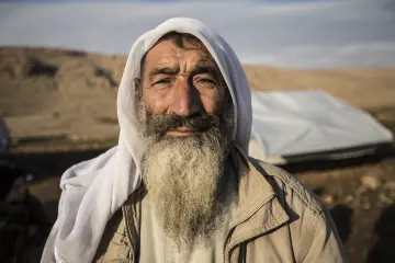 Şengal'de Daiş soykırımında kaçan Êzidî ailleler ve çocukları