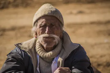 Şengal'de Daiş soykırımında kaçan Êzidî ailleler ve çocukları