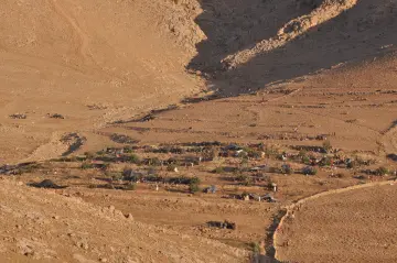Şengal'de Daiş soykırımında kaçan Êzidî ailleler ve çocukları