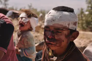Şengal'de Daiş soykırımında kaçan Êzidî ailleler ve çocukları