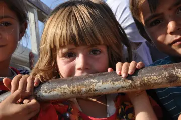 Şengal'de Daiş soykırımında kaçan Êzidî ailleler ve çocukları