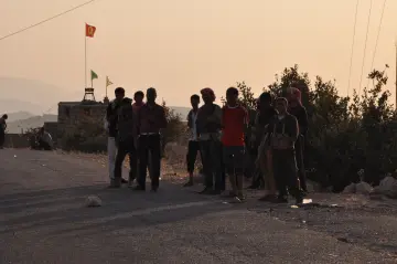 Şengal'de Daiş soykırımında kaçan Êzidî ailleler ve çocukları