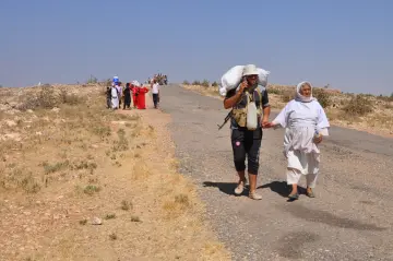 Şengal'de Daiş soykırımında kaçan Êzidî ailleler ve çocukları