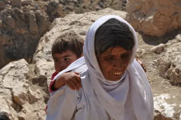 Şengal'de Daiş soykırımında kaçan Êzidî ailleler ve çocukları