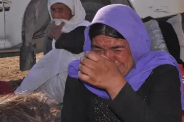 Şengal'de Daiş soykırımında kaçan Êzidî ailleler ve çocukları