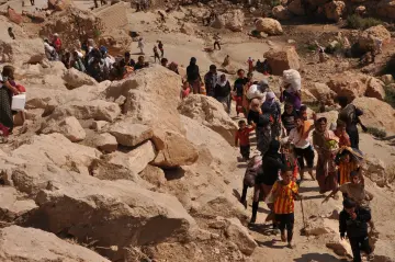 Şengal'de Daiş soykırımında kaçan Êzidî ailleler ve çocukları