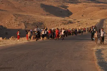 Şengal'de Daiş soykırımında kaçan Êzidî ailleler ve çocukları