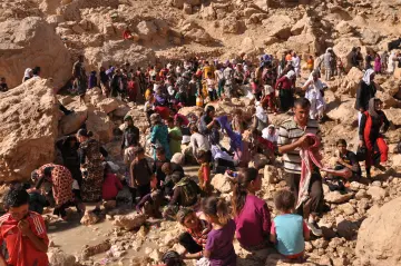 Şengal'de Daiş soykırımında kaçan Êzidî ailleler ve çocukları