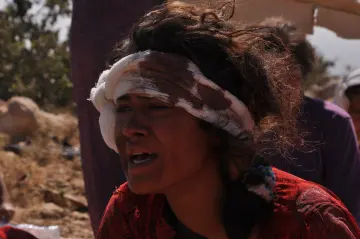 Şengal'de Daiş soykırımında kaçan Êzidî ailleler ve çocukları