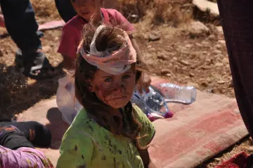 Şengal'de Daiş soykırımında kaçan Êzidî ailleler ve çocukları
