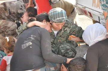 Şengal'de Daiş soykırımında kaçan Êzidî ailleler ve çocukları