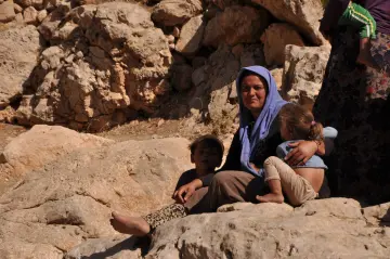 Şengal'de Daiş soykırımında kaçan Êzidî ailleler ve çocukları