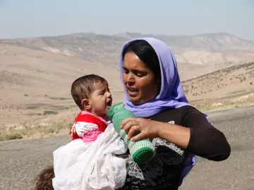 Şengal'de Daiş soykırımında kaçan Êzidî ailleler ve çocukları