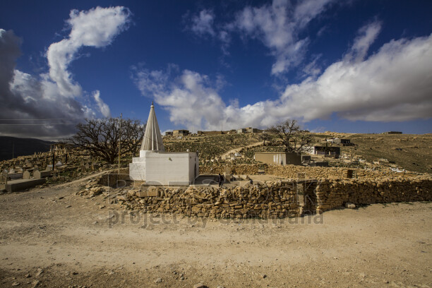 Şengal'de Daiş soykırımında kaçan Êzidî ailleler ve çocukları