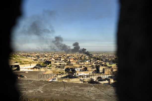 Şengal'de Daiş soykırımında kaçan Êzidî ailleler ve çocukları