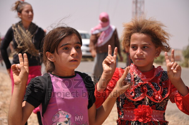 Şengal'de Daiş soykırımında kaçan Êzidî ailleler ve çocukları