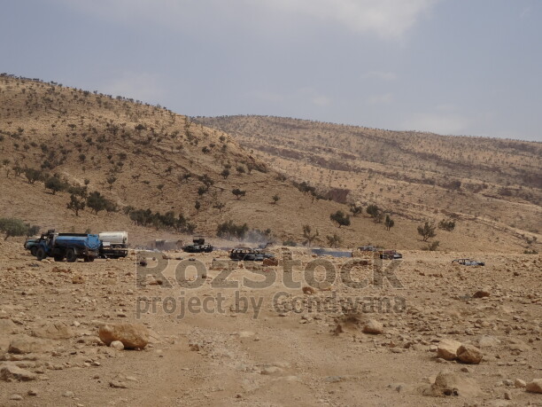 Şengal'de Daiş soykırımında kaçan Êzidî ailleler ve çocukları
