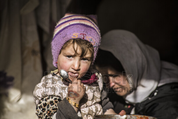 Şengal'de Daiş soykırımında kaçan Êzidî ailleler ve çocukları