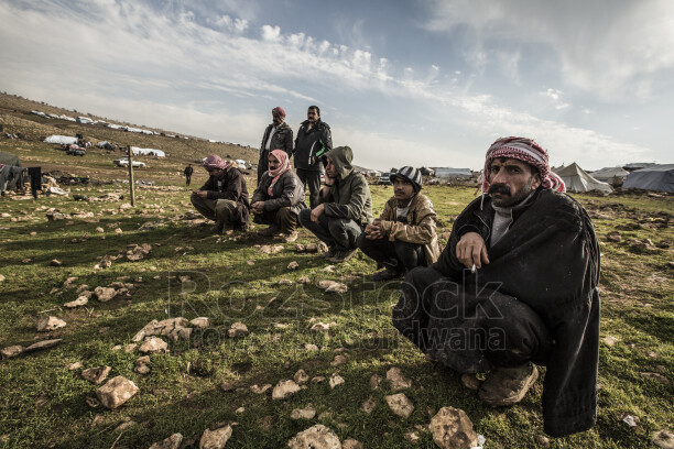 Şengal'de Daiş soykırımında kaçan Êzidî ailleler ve çocukları
